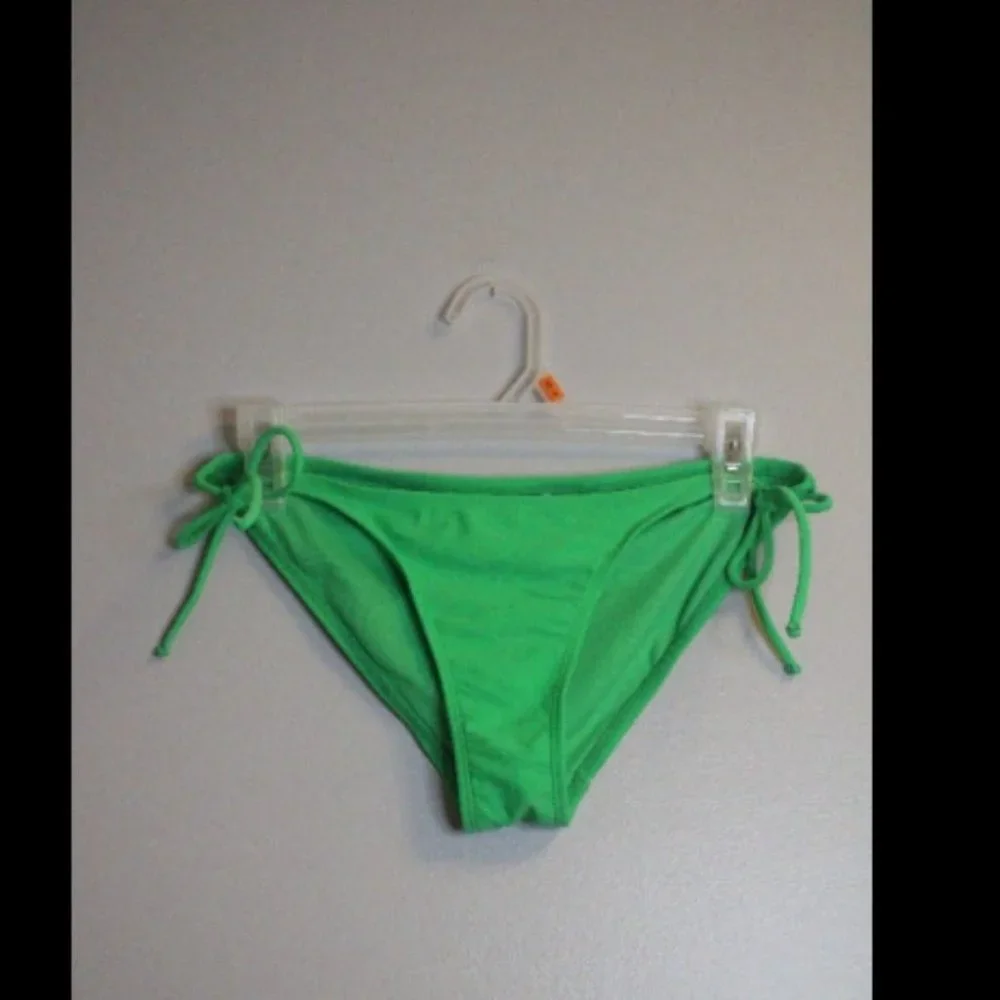 Green bikini - Picture 2 of 2